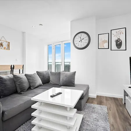 2 Bedroom With Balcony - Free Parking * Birmingham