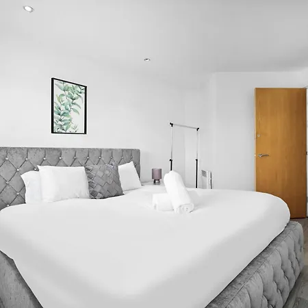 2 Bedroom With Balcony - Free Parking Lägenhet