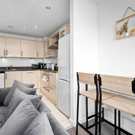 2 Bedroom With Balcony - Free Parking Lägenhet *