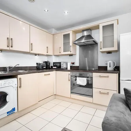 2 Bedroom With Balcony - Free Parking Lägenhet